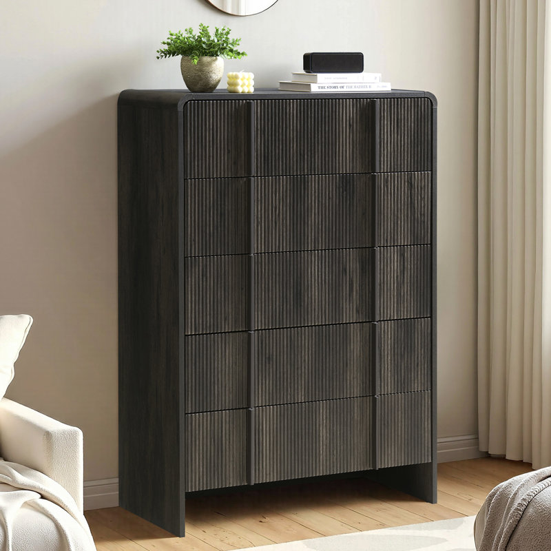 Commode haute à 5 tiroirs Rilton avec façade à persiennes, commode de rangement verticale pour chambre à coucher, aspect bois naturel