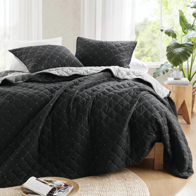 La literie à rayures pour lit double / grand, en microfibre et à la mode, ajoute de l'élégance à la chambre à coucher - 7 pièces à rayures, en tissu, froissées, améliore la sophistication