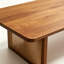 Table basse brune en bois massif brun