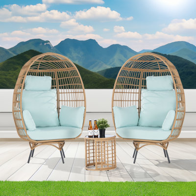 Ensemble de 3 chaises de patio pivotantes en osier brun avec table d'appoint, coussin bleu Tiffany