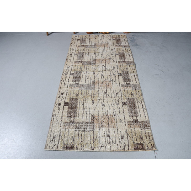 Tapis turc rétro tissé à la main dans des tons neutres, idéal comme tapis de couloir pour rehausser le décor du salon avec une touche bohémienne
