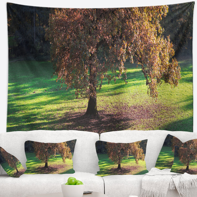 Paysage avec une tapisserie d'arbre d'automne solitaire, H 32 po x l 39 po