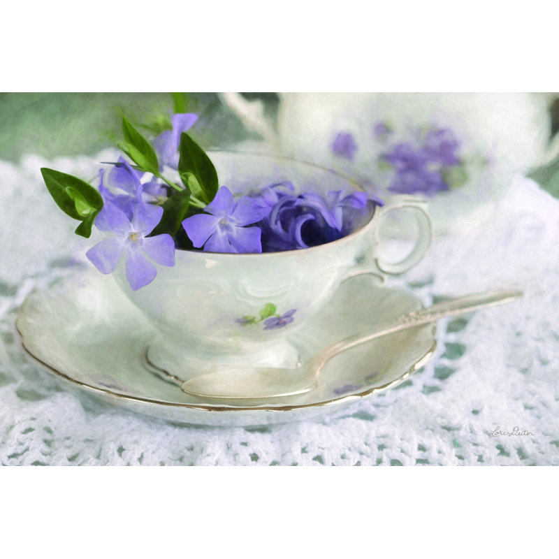 «Violet Teacup» par Lori Deiter - reproduction imprimée, H 32 po x l 48 po, Non, Toile tendue