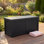 Boîte de rangement en résine imperméable de 150 gallons, contenant de rangement extérieur résistant aux intempéries avec couvercle verrouillable, élévateur hydraulique, support de 550 lb pour coussins de patio, outils de jardin, accessoires de piscine