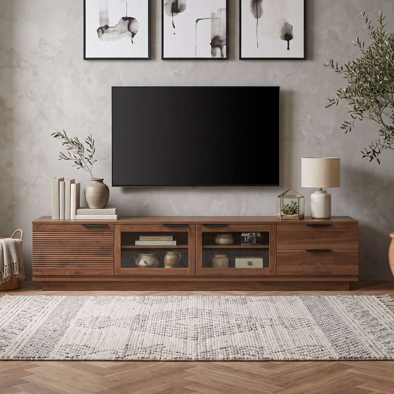 Meuble télé contemporain avec portes vitrées, rangement dissimulé, gestion des câbles et des charnières à fermeture douce.