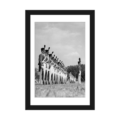 Des années 1940, une rangée de cadets du Collège militaire en uniforme au défilé de robe de Chester en Pennsylvanie par Vintage Images - giclée sur toile tendue sans cadre