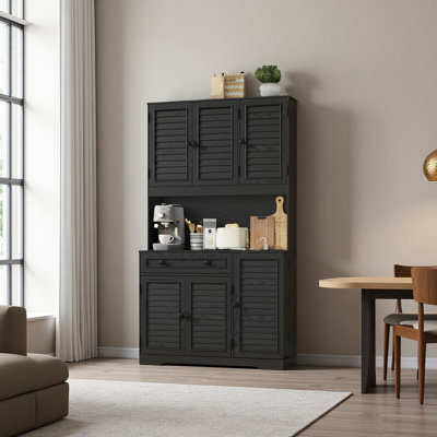 Buffet à porte noire à persiennes, grande armoire de rangement pour aliments avec lumières DEL et station de charge, comptoir ouvert, solution de rangement de cuisine multifonctionnelle.