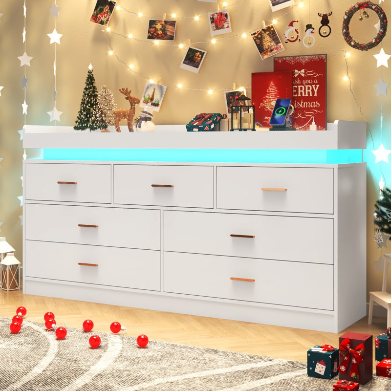 Commode 7 tiroirs 55,13 po avec lumière DEL, douilles, port de type C et port USB, Blanc