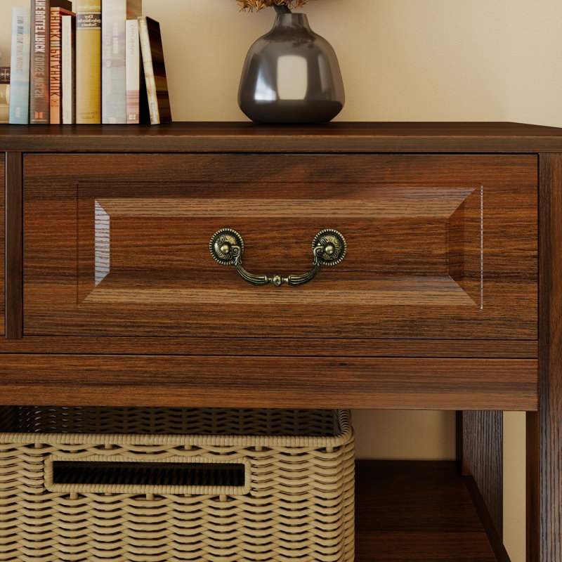 Console de 63 pouces en bois avec 3 tiroirs, façades de tiroirs encastrées en panneau de fibres à densité moyenne moulées avec poignées en métal antique rétro, 2 tablettes de rangement ouvertes, pieds de 2,2 po x 1,4 po d'épaisseur, entrée de table de canapé rustique