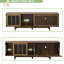 Meuble de divertissement moderne noyer Mid-Century avec porte coulissante, option rabattable, cachette pour animaux de compagnie et portes et téléviseurs de style pièce, centre chic