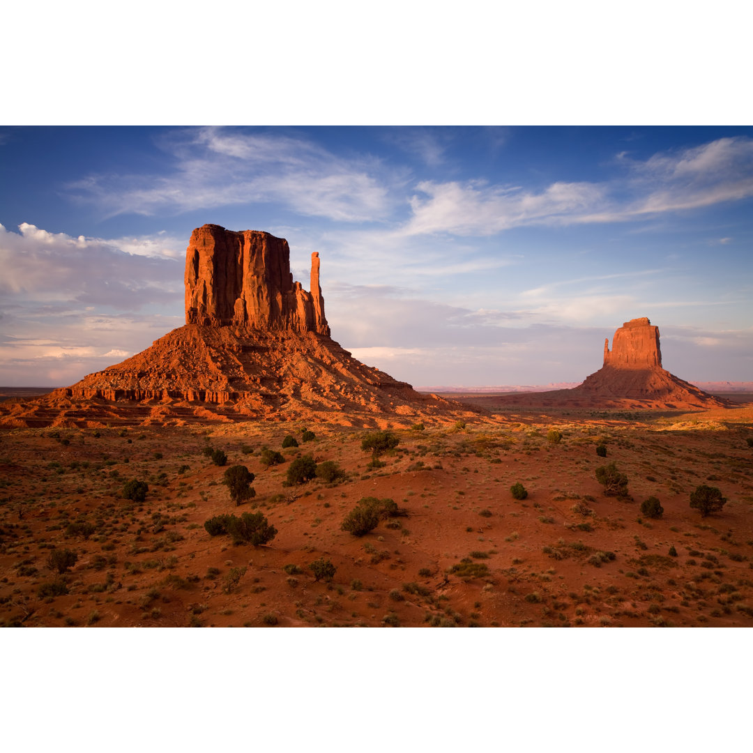 Abendlicht und die Fäuste im Monument Valley von Kjschoen - Kunstdrucke ohne Rahmen auf Leinwand