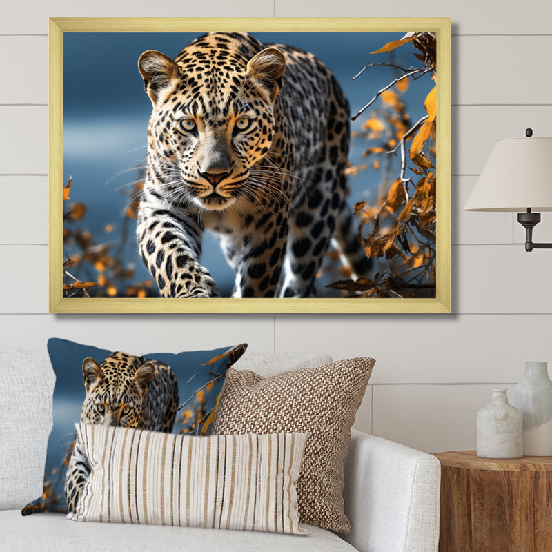 Leopard Sleek Leopard On Canvas Print, Cadre doré à une seule photo, H 34 po x l 44 po x P 1,5 po