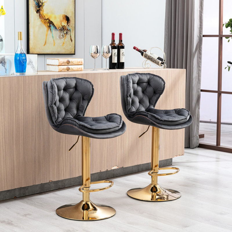 Deux tabourets de bar gris, repose-pieds et base, hauteur pivotante réglable par levage mécanique, tabourets décoratifs en velours et pieds dorés, housse grise et avec pieds