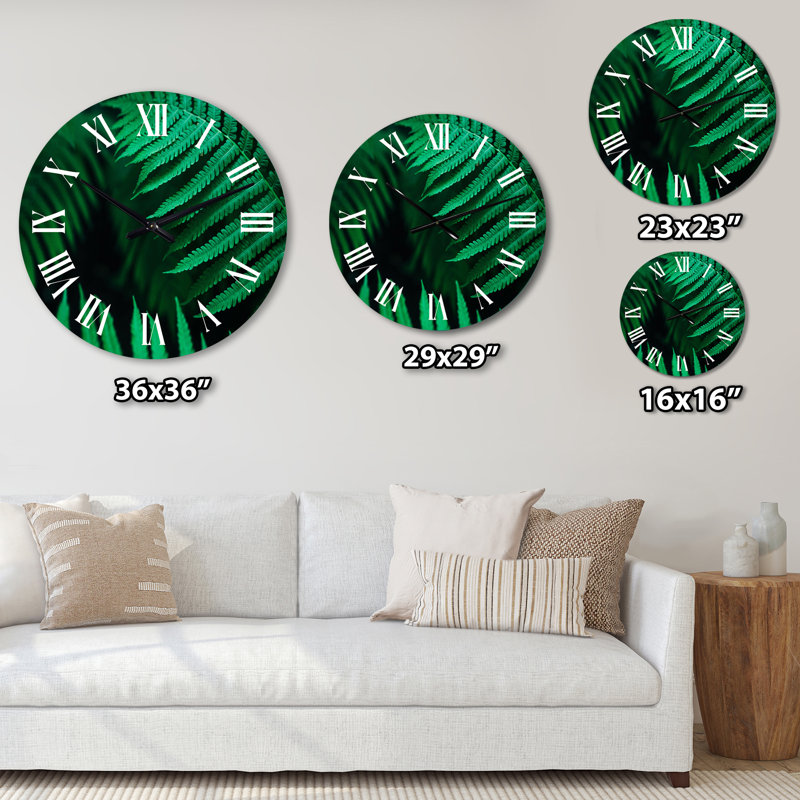Horloge murale - Feuille de fougère vert foncé sur fond noir III, Petit