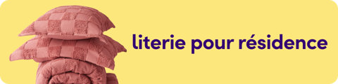 Bannière de catégorie pour la literie de résidence présentant une pile d'oreillers roses texturés et une couette assortie.