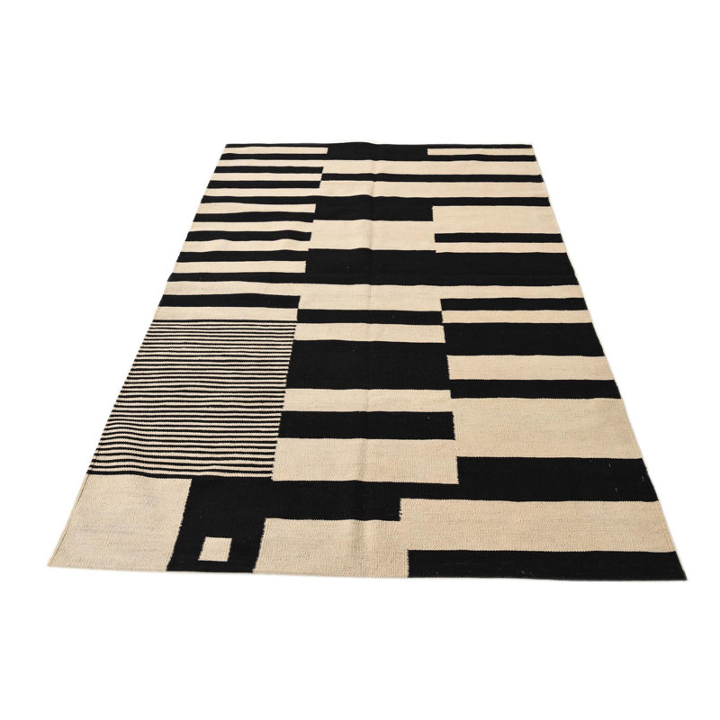 Tapis noir et blanc 4 x 6 Petrella
