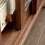 Petite commode décorative en bois massif-129651270