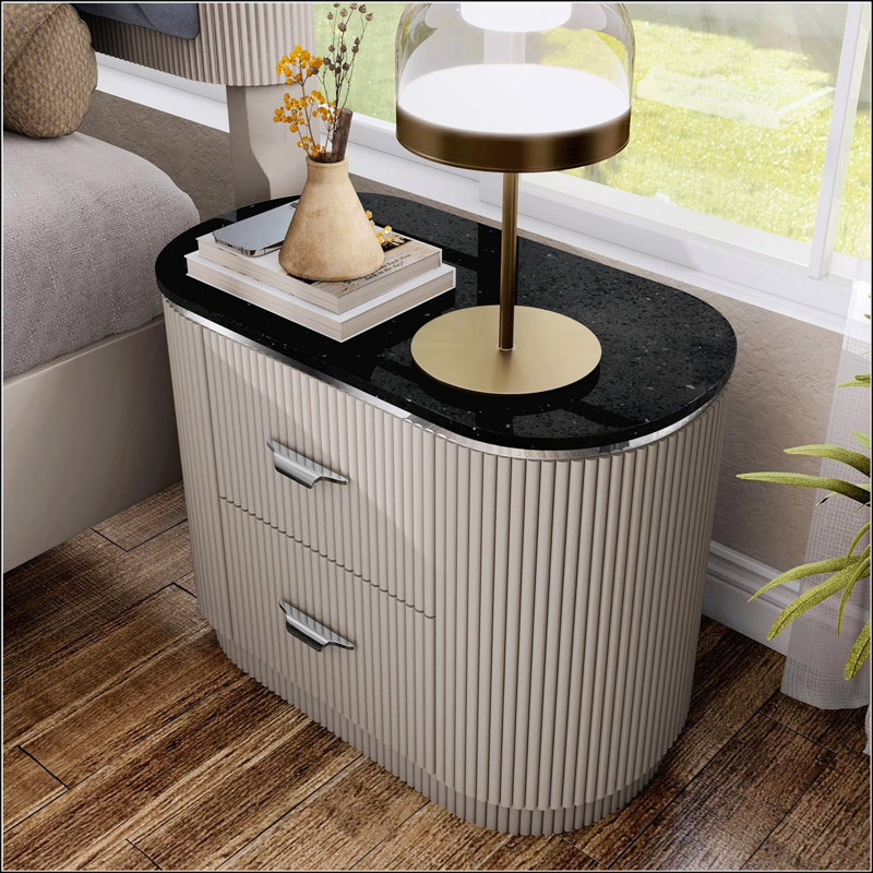 Table de chevet contemporaine gris clair avec dessus en pierre et poignées chromées, idéale pour les chambres à coucher modernes et le rangement sans encombrement
