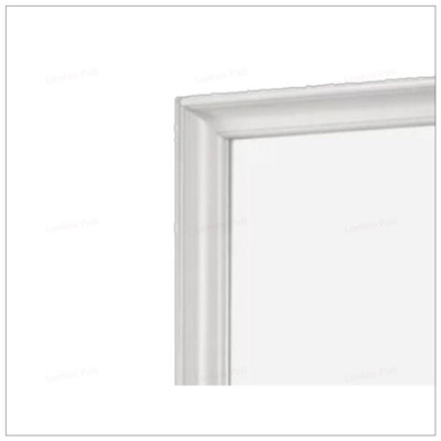 Miroir carré blanc biseauté en verre au design transitionnel, parfait pour rehausser l'esthétique et la lumière de n'importe quelle pièce.