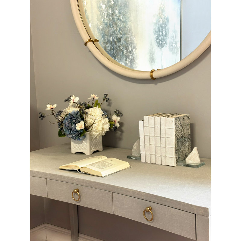 Hortensia, berris et magnolia disposés dans un pot en céramique