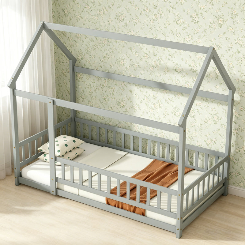 Lit simple au sol en bois avec structure de toit et garde-corps de sécurité, idéal pour les chambres d'enfants et pour un sommeil confortable