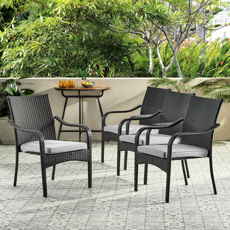 Chaises empilables grises avec structure en fer, coussins argentés, peu encombrants et confortables pour l'extérieur (de 4 sièges)