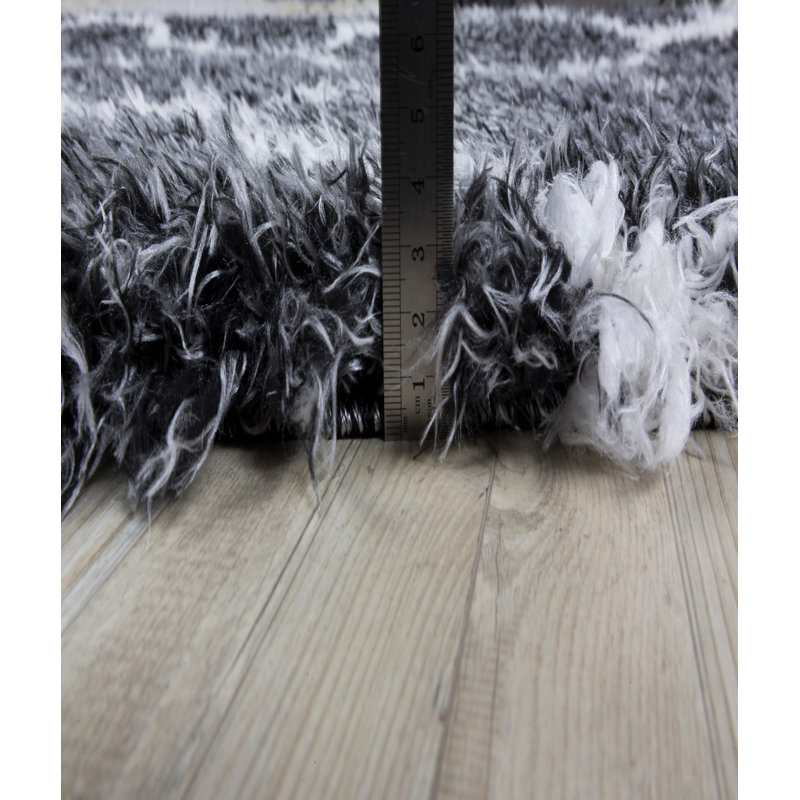 Tapis géométrique rectangulaire en polyester tissé à la machine blanc / noir Mikaela, Rectangle 6 pi 7 po x 9 pi 6 po