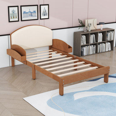 Lit plateforme en bois avec tête de lit tapissier courbée et tablettes de rangement latérales