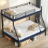 Lit superposé en métal avec 2 matelas simples au dessus d'un lit double