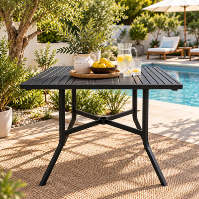 Petite table carrée en métal pour 4 personnes pour patio extérieur, table de salle à manger robuste avec plateau à lattes et trou pour parasol, table moderne résistante aux intempéries pour la pelouse, la piscine et le balcon
