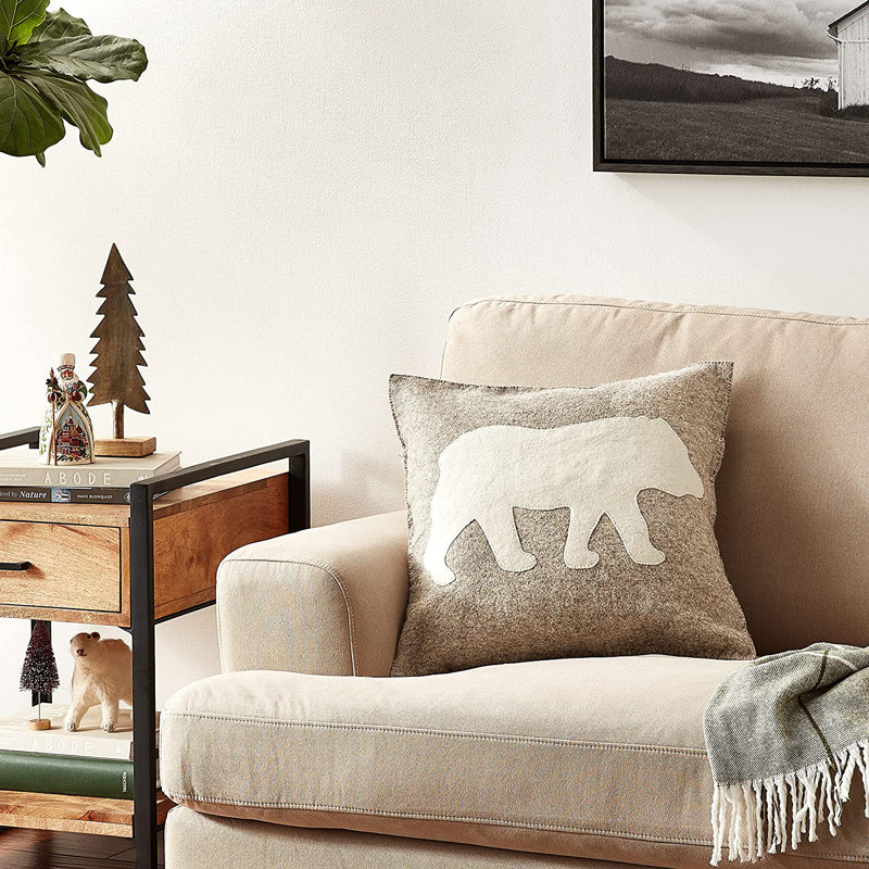 Coussin en laine feutrée à la main - silhouette d'ours - 20 po, Gris / Blanc, Oreiller (inclus)