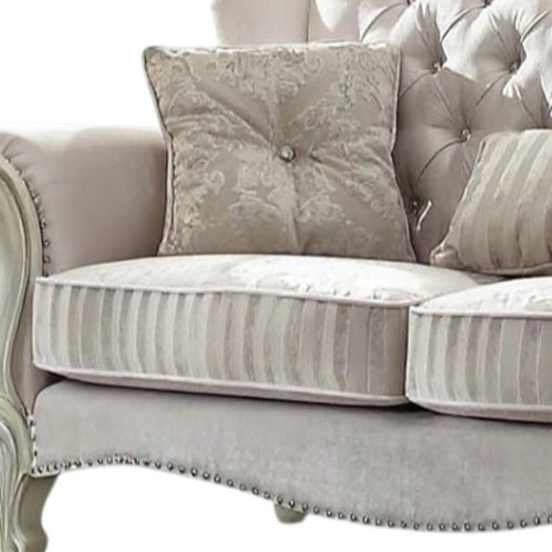Causeuse Chesterfield 69 po ivoire et coussins décoratifs