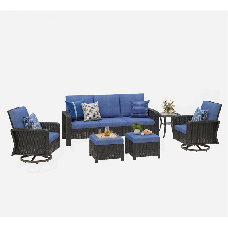 Un canapé trois places + deux chaises pivotantes + deux repose-pieds + une table d'appoint
