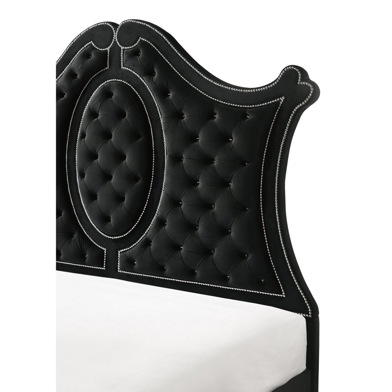 Lit de luxe à panneau très grand avec tête de lit, revêtement en tissu et garniture cloutée complexe, noir pour décor de chambre