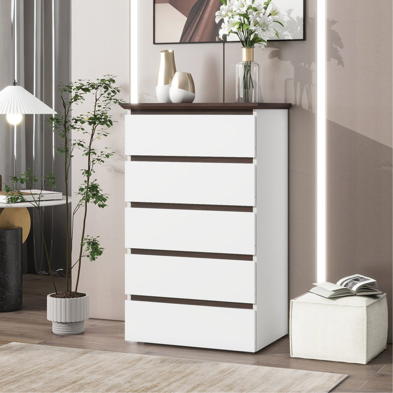 Commode de chambre à coucher moderne avec beaucoup de rangement et un design élégant, parfait pour organiser vos biens.