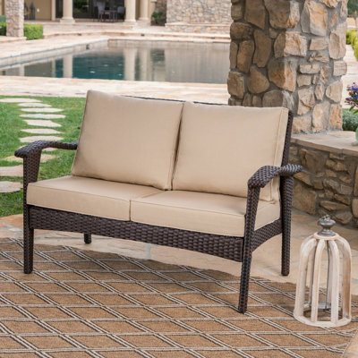 Causeuse en osier résistante aux intempéries avec coussins confortables et accoudoirs ergonomiques pour la détente en plein air