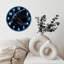 Horloge avec requin menaçant