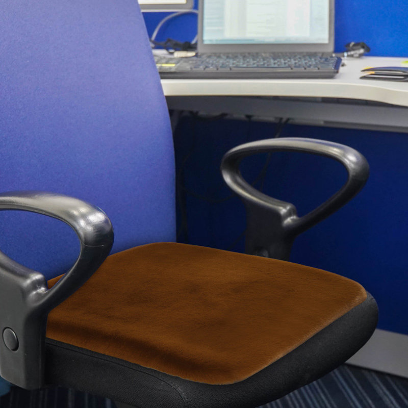 Comfortable And Warm Car And Cold  Cushions, With Details To Warm Your Driving Experience. Enjoy The Warmth And Of Driving InWint