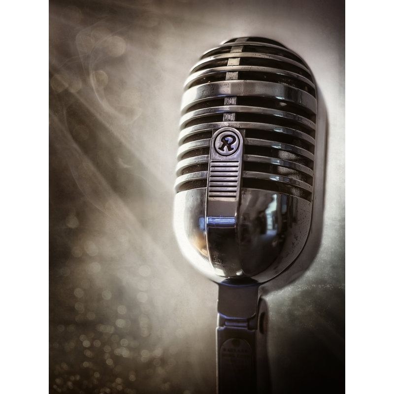 «Smoky Vintage Microphone» par Scott Norris - photographie, H 30 po x l 24 po, Papier avec cadre simple noir