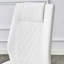 Ensemble de table et de chaises. Ensemble de table de salle à manger en verre trempé blanc neige moderne avec chaises en polyuréthane de luxe.-680825568