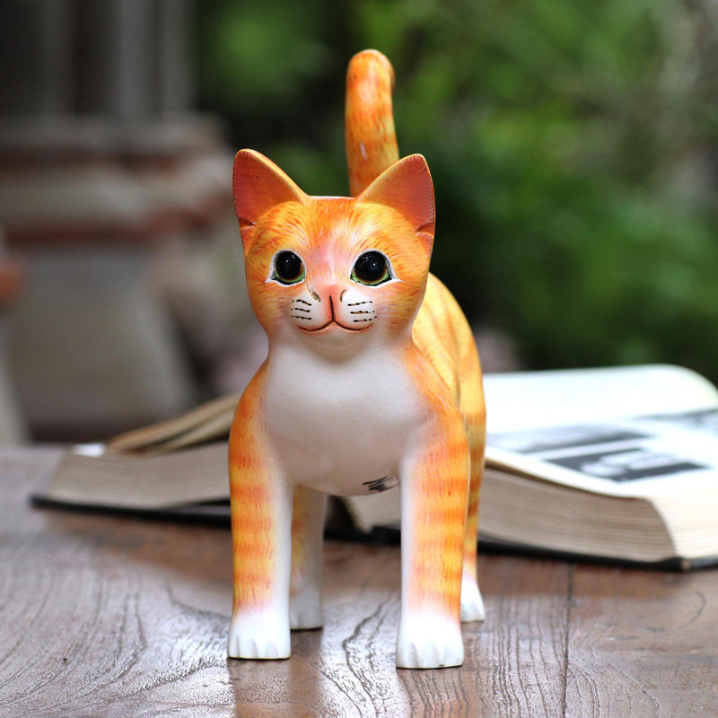 Figurine chat en bois curieux Strinko