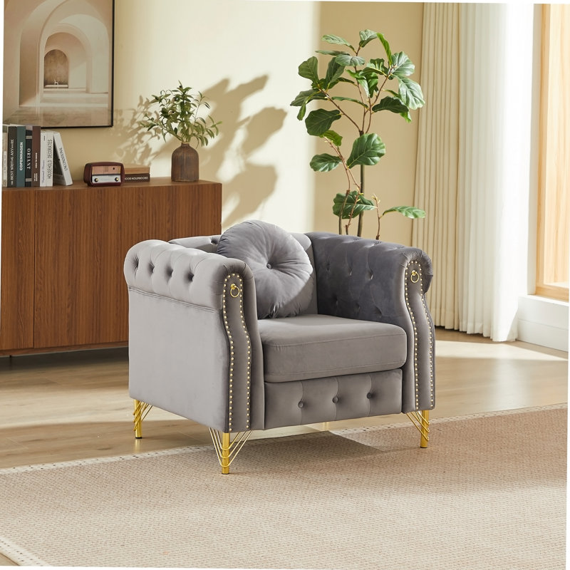 Canapé Chesterfield en velours avec coussins ronds, clouté en cuivre et boutons capitonnés, avec pieds en métal. La conception en boucle permet de suspendre des ornements de dessins animés.