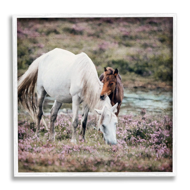 Chevaux broutant par rivière par LSR Design Studio, H 24 po x l 24 po x P 1,5 po, Giclée encadrée blanc bord de mer