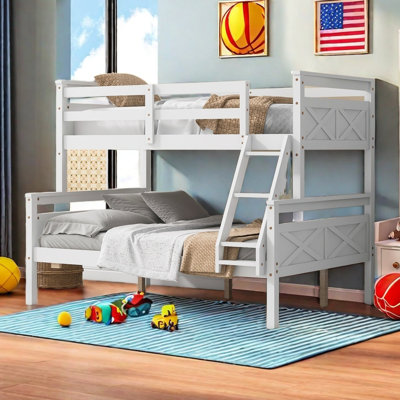 Lit simple superposé au-dessus d'un lit double avec échelle, barrière de sécurité, parfait pour la chambre à coucher