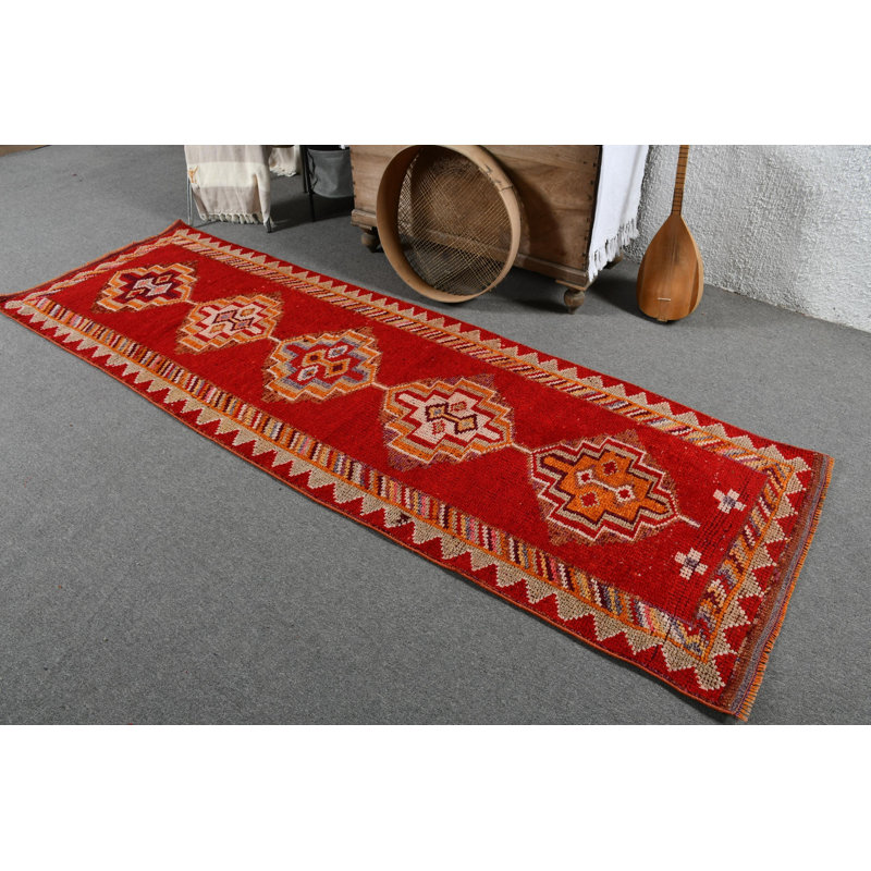 Tapis kilim turc tissé à la main avec des motifs géométriques et des tons rouges riches, idéal pour décorer un couloir rouge / orange