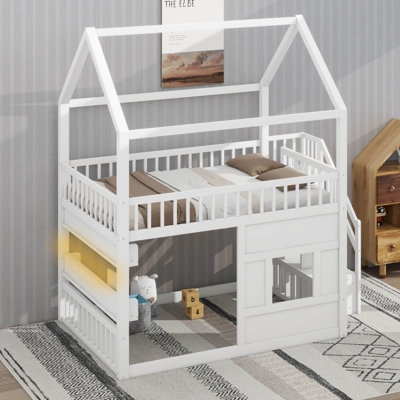 Structure de lit double pleine grandeur en forme de maison avec grand espace sous le lit