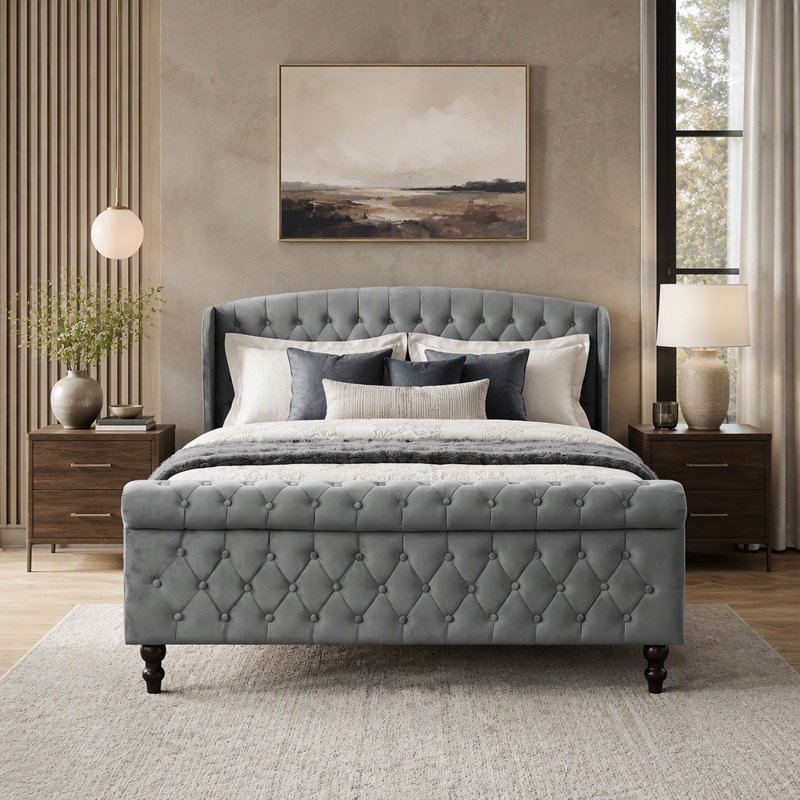Lit plateforme tapissier moderne avec design Chesterfield, tête de lit à oreilles capitonnée et finition élégante en velours gris, grand