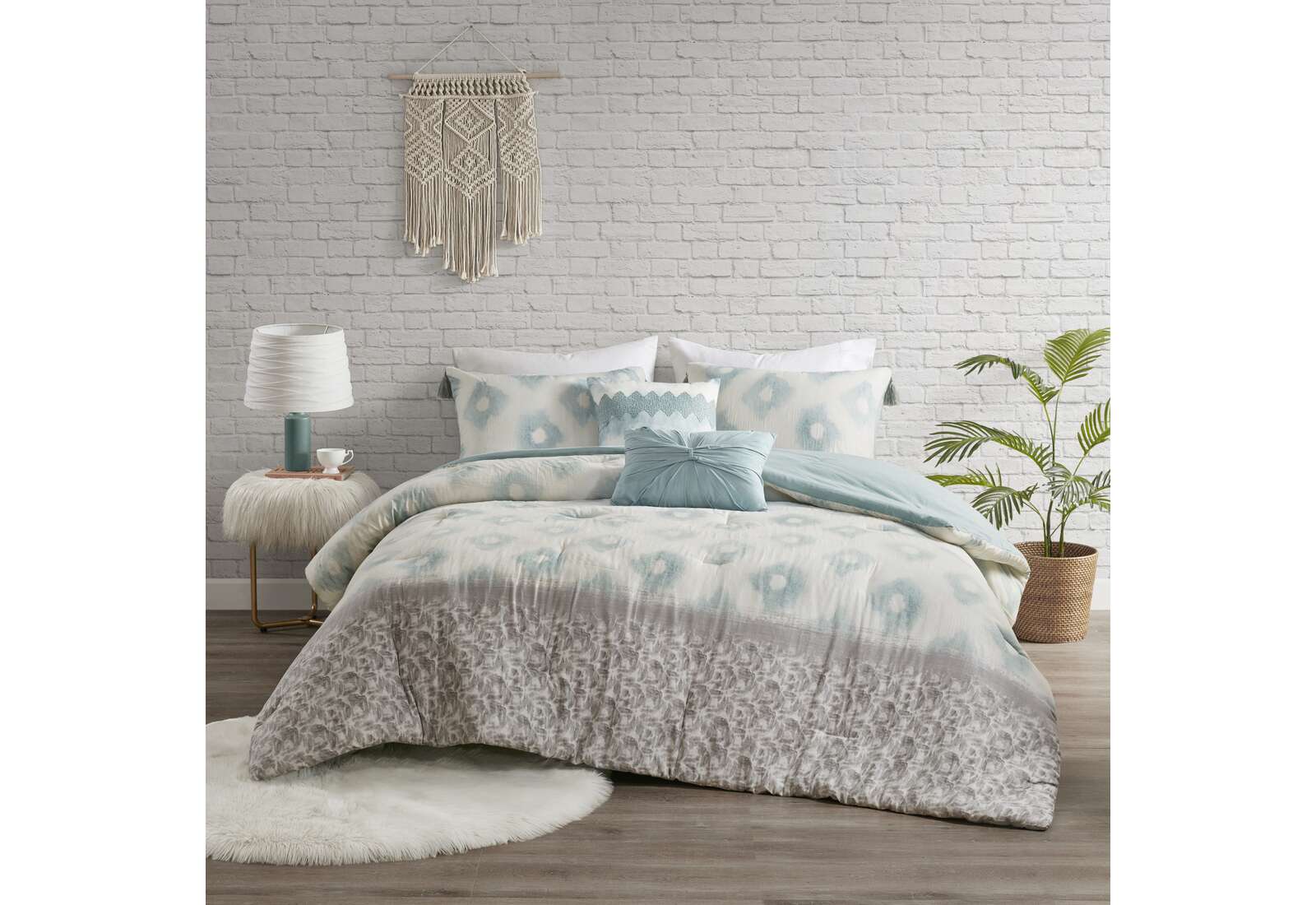 Bedding Arrangement: Green Bedding