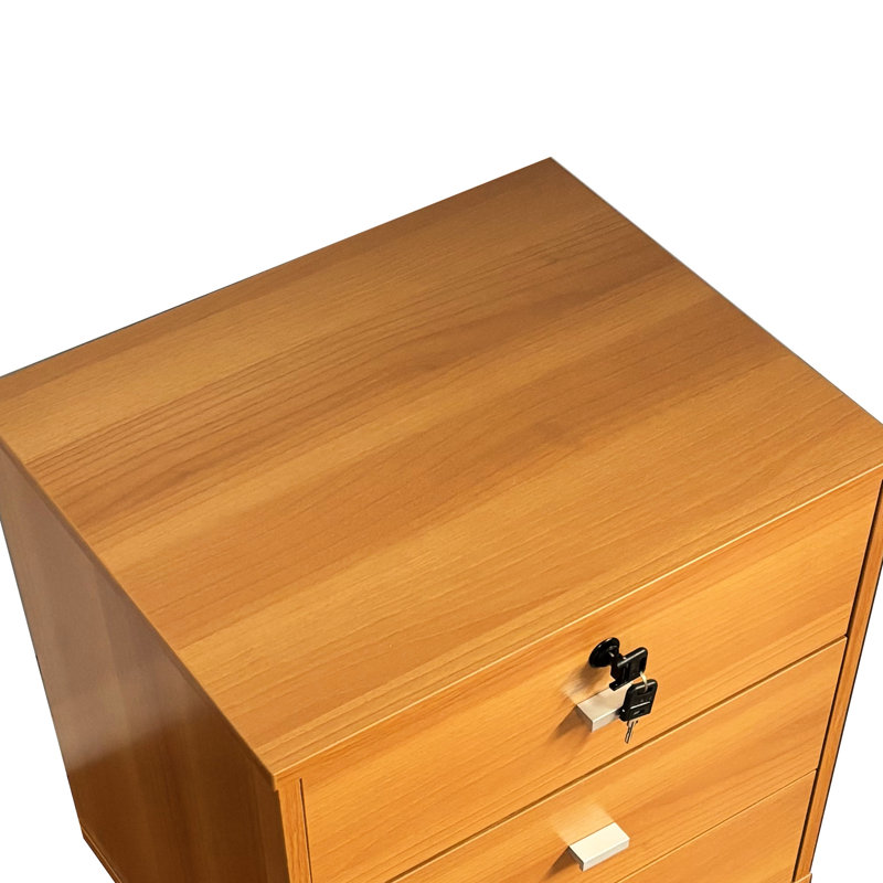 Élégante table de chevet à trois tiroirs avec serrure et poignées pour l'organisation et la décoration de la chambre à coucher