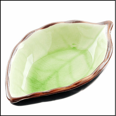 Soucoupe en forme de feuille en céramique fabriquée à la main avec glacis craquelé pour assaisonnements, sauces et vaisselle, fournitures de cuisine compactes et élégantes